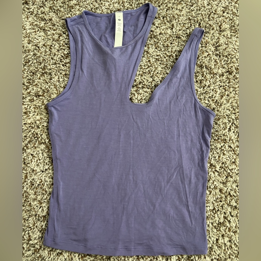 Lululemon Womenโs Shoulderโ cut out yoga tank